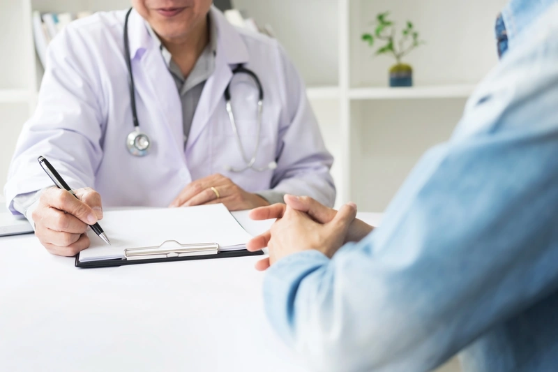 Доктор консультирует пациента по кодированию алгоминалом